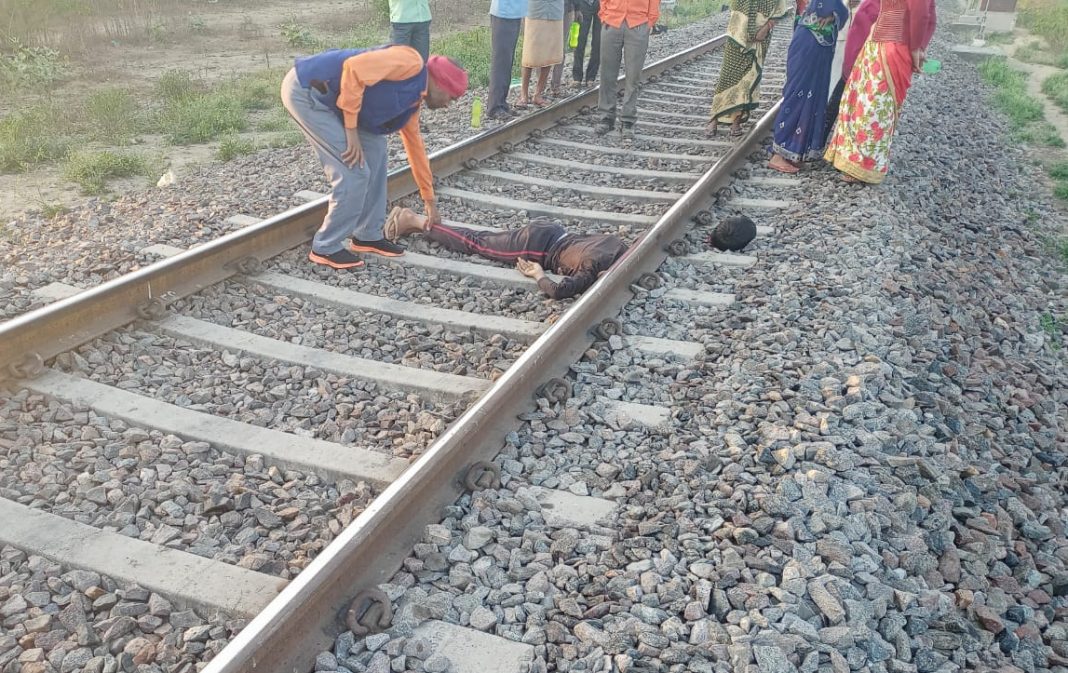 घाटमपुर : किशोर का शव रेलवे ट्रैक पर मिलने से मचा हड़कम्प, तीन दिनों से था लापता