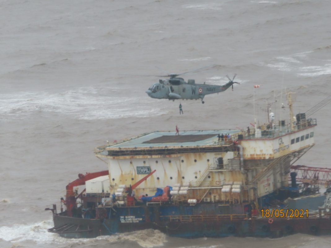 ताऊते के कहर से समुद्र में फंसी दो जहाज में से एक डूबी, 93 लोग अभी भी लापता
