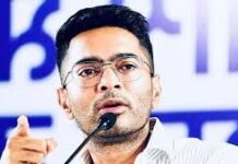 चुनाव से पहले अभिषेक बनर्जी की बढ़ीं मुश्किलें; भड़काऊ बयानबाजी के आरोप में FIR दर्ज चुनाव से पहले अभिषेक बनर्जी की बढ़ीं मुश्किलें; भड़काऊ बयानबाजी के आरोप में FIR दर्ज